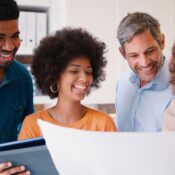 Inversionistas extranjeros y socios familiares planificando la gestión de su LLC en Estados Unidos.