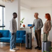 Propietario recibiendo huéspedes en una propiedad de renta corta en Orlando amueblada con estilo moderno y presupuesto optimizado.