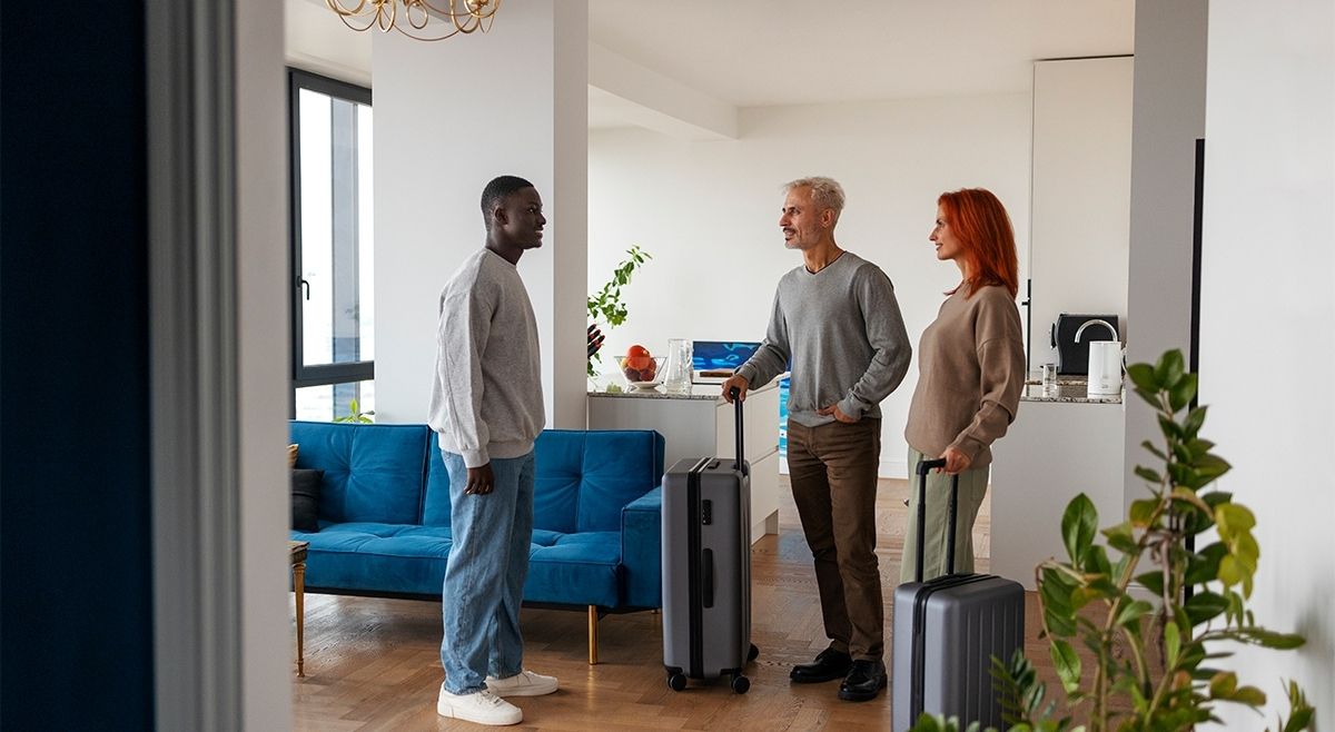 Propietario recibiendo huéspedes en una propiedad de renta corta en Orlando amueblada con estilo moderno y presupuesto optimizado.