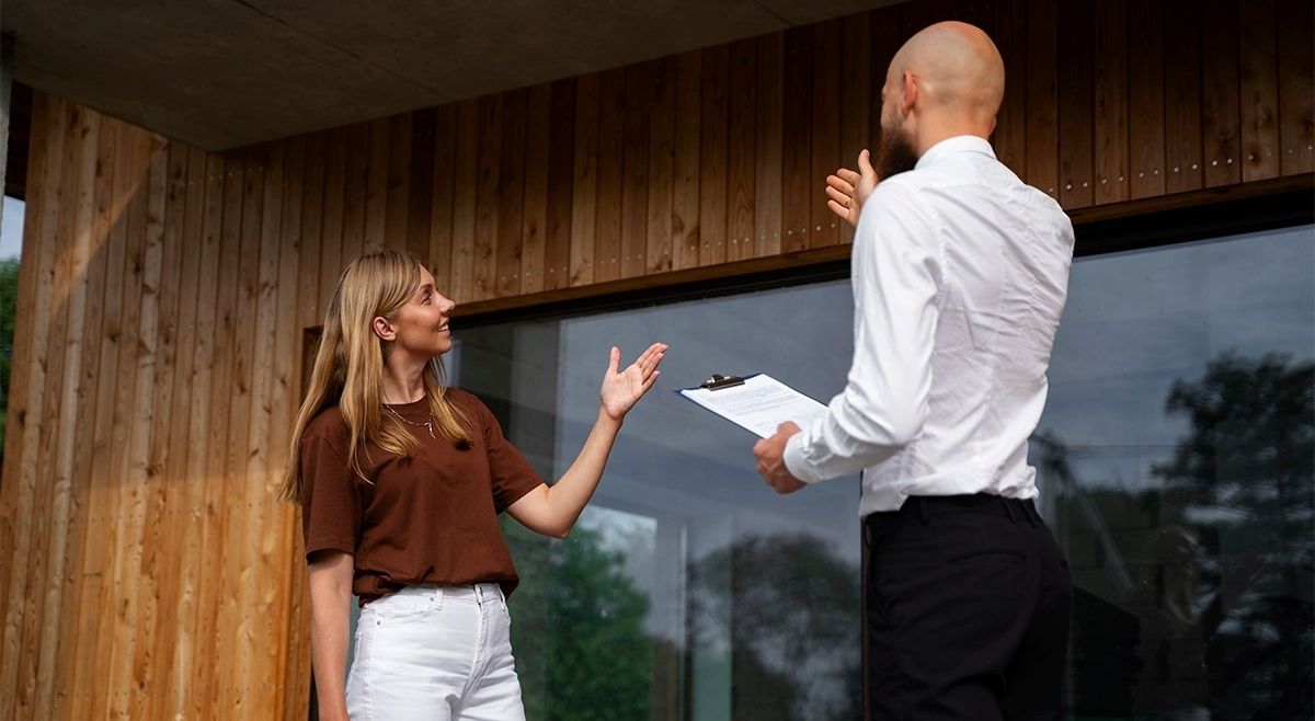 Asesor inmobiliario explica opciones de inversión a cliente frente a propiedad, comparando estrategias de cash flow y apreciación en Orlando.
