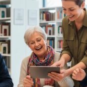 Adultos mayores en una comunidad 55 plus de Florida utilizando tecnología, representando el estilo de vida activo y social de los residentes.