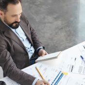 Consultor financiero analizando estrategias de salida (exit strategies) para inversiones inmobiliarias en Florida; revisión de documentos de rentabilidad y planificación de venta o refinanciación para inversores extranjeros.