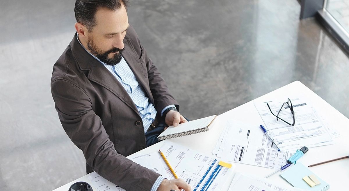 Consultor financiero analizando estrategias de salida (exit strategies) para inversiones inmobiliarias en Florida; revisión de documentos de rentabilidad y planificación de venta o refinanciación para inversores extranjeros.