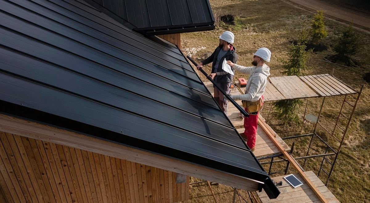 Trabajadores instalan techo en propiedad en renovación, representando proyectos fix and flip y oportunidades de inversión inmobiliaria.