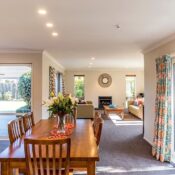 Interior de propiedad para Mid-Term Rental (MTR) en Orlando; sala y comedor modernos decorados para nómadas digitales y estancias corporativas.