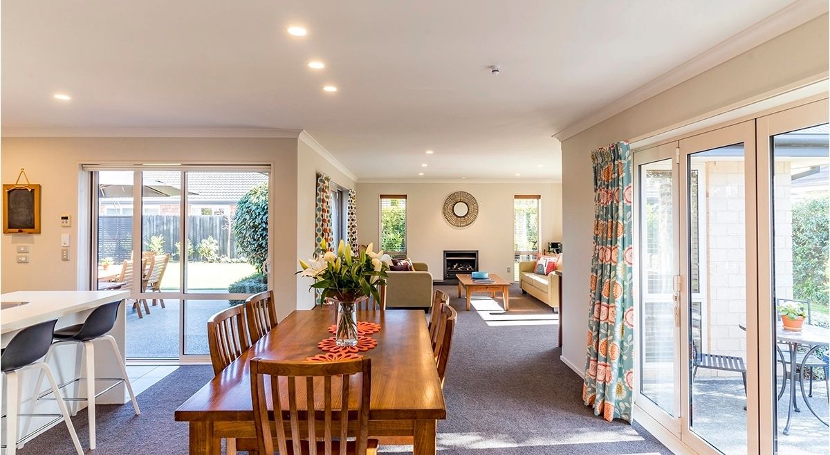 Interior de propiedad para Mid-Term Rental (MTR) en Orlando; sala y comedor modernos decorados para nómadas digitales y estancias corporativas.