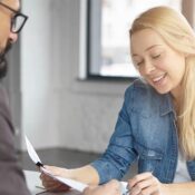 Cliente revisa documentos con asesor financiero durante proceso de refinanciamiento hipotecario en Florida para inversionistas extranjeros.