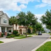 Barrio residencial en Orlando con casas modernas, calles arboladas y entorno tranquilo ideal para renta corta
