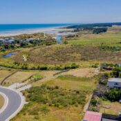 Vista aérea de terrenos y lotes en venta en Orlando, ideales para inversión extranjera y desarrollo de proyectos residenciales cerca de la costa.