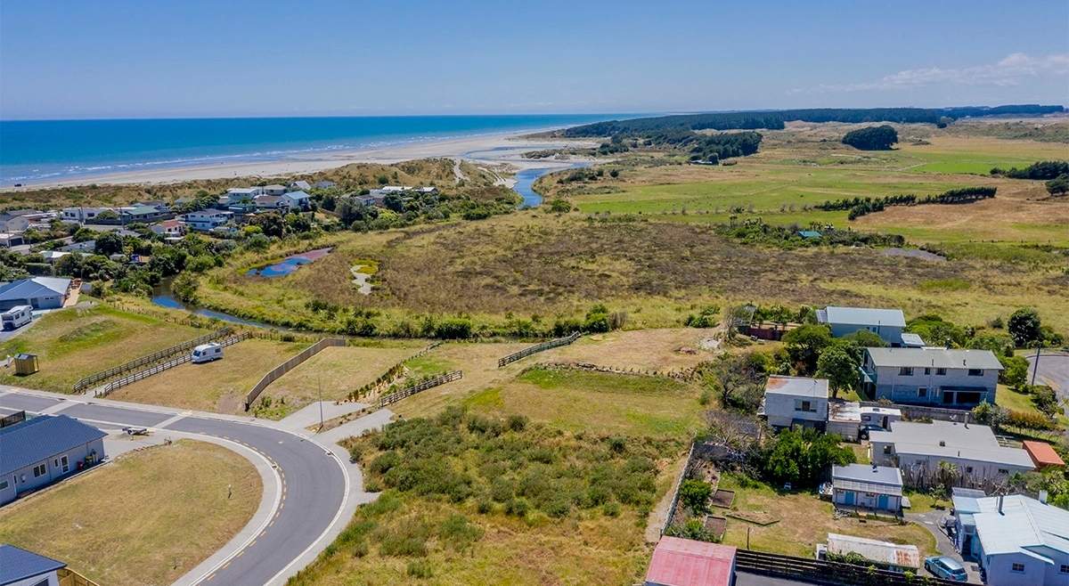 Vista aérea de terrenos y lotes en venta en Orlando, ideales para inversión extranjera y desarrollo de proyectos residenciales cerca de la costa.