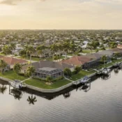 Vista aérea al atardecer de casas waterfront con muelles privados sobre los canales navegables de Cape Coral, Florida