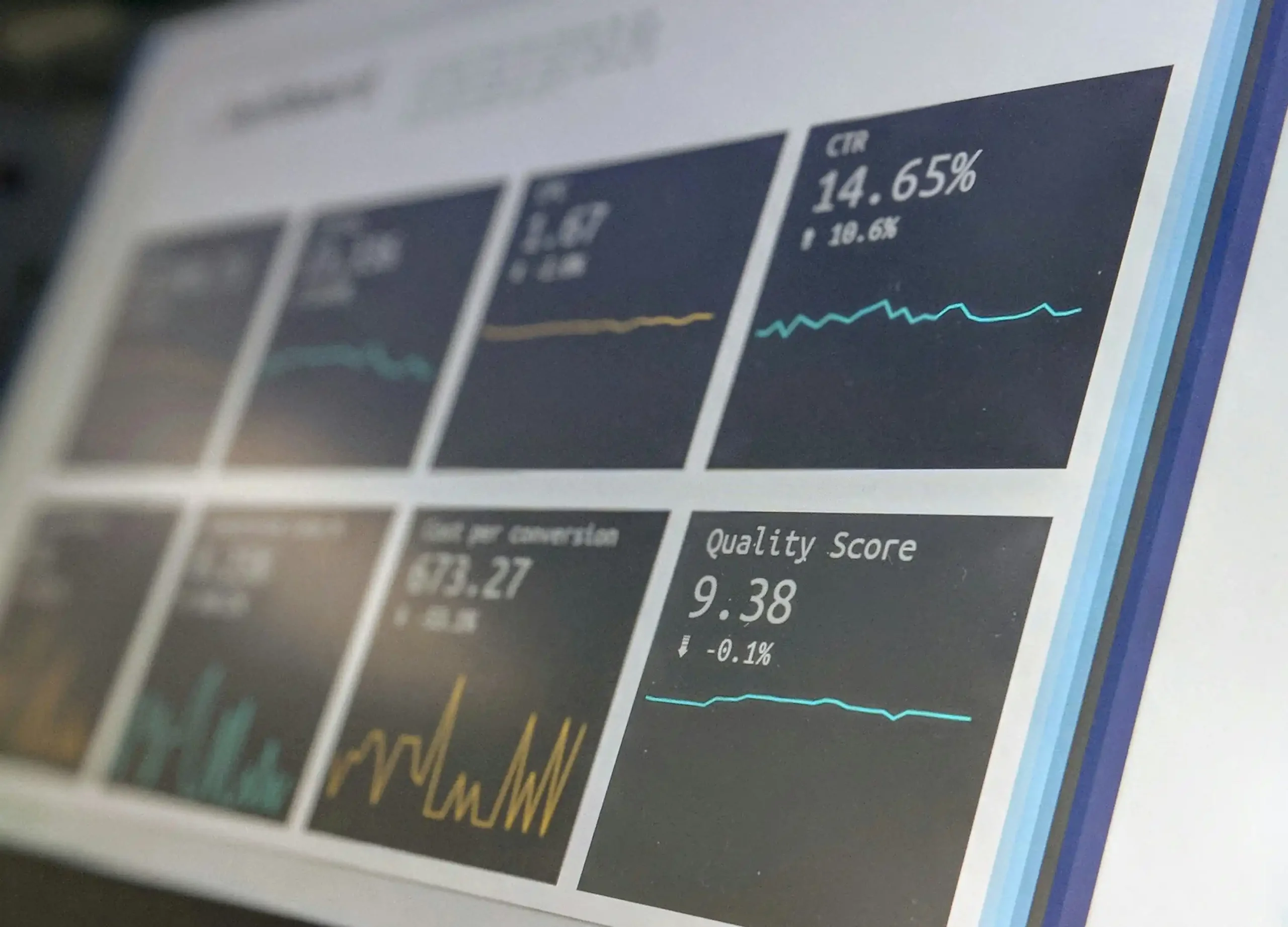 Dashboard con métricas de rendimiento en pantalla, herramienta para evaluar cap rate y ROI de propiedades de inversión en Orlando, Florida