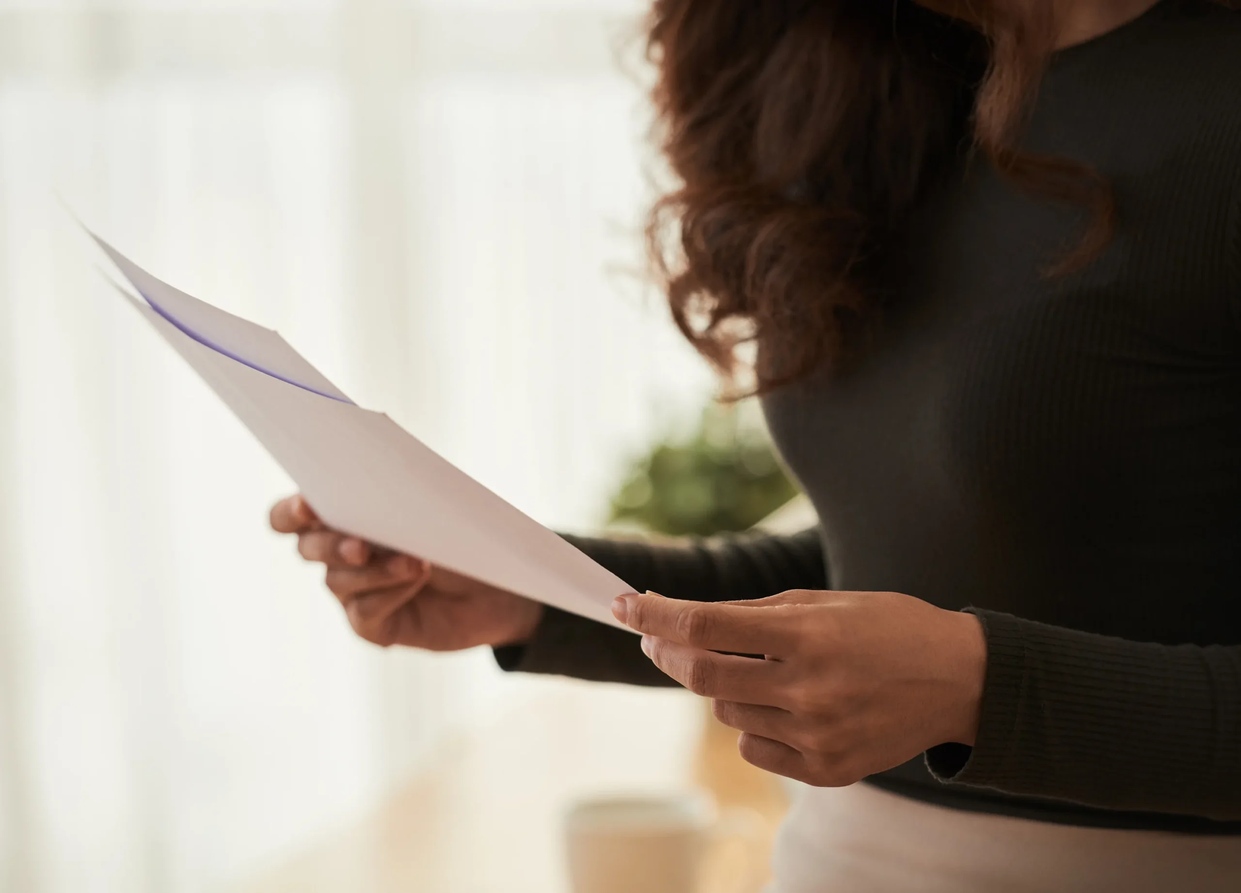 Inversionista extranjera revisando documentos de requisitos para la compra de propiedad en Florida como primer paso de inversión inmobiliaria