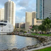 Yate atracado en la bahía de Miami con torres residenciales y palmeras.