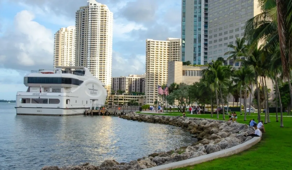 Yate atracado en la bahía de Miami con torres residenciales y palmeras.