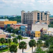 Vista aérea del centro de Kissimmee Florida con palmeras y edificios comerciales.