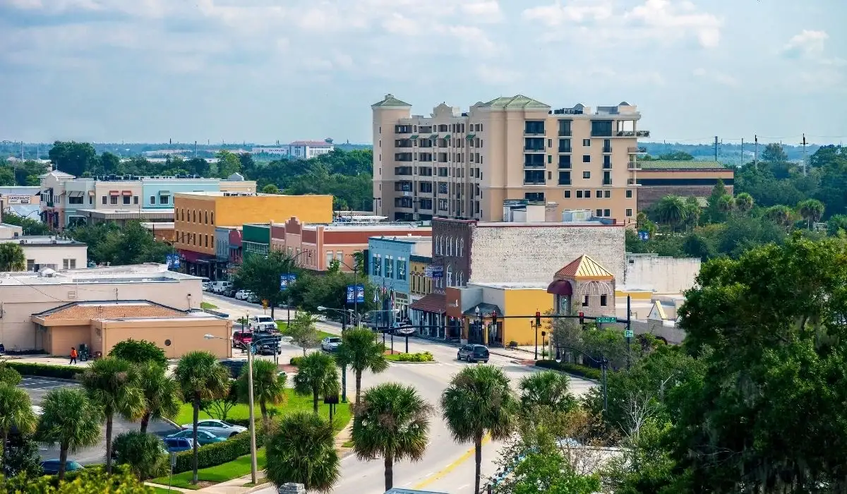 Vista aérea del centro de Kissimmee Florida con palmeras y edificios comerciales.