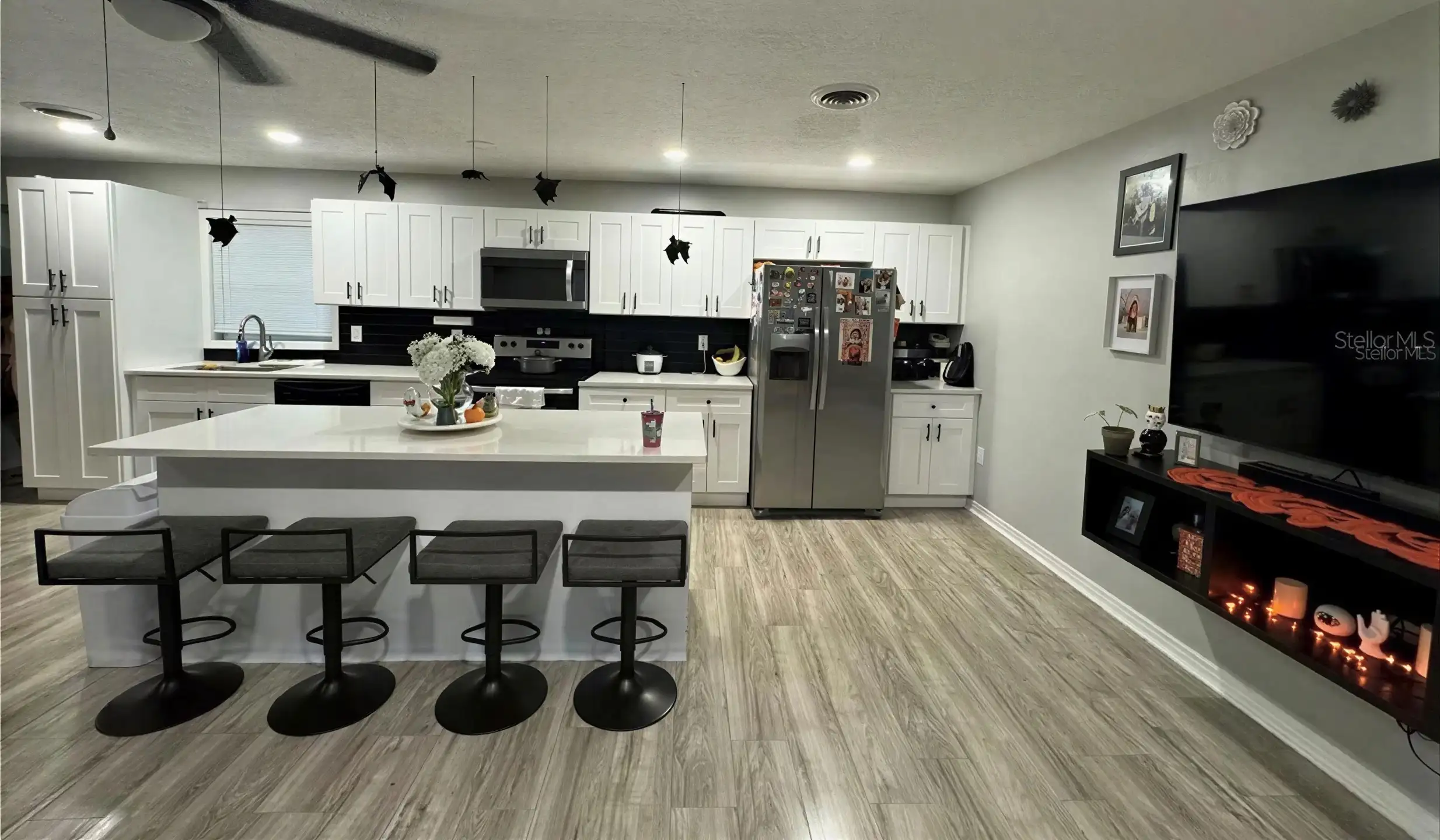 Cocina moderna con isla central y electrodomésticos en casa de Orlando, Florida.