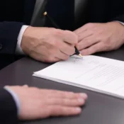 Persona firmando documento legal para constituir trust o LLC en Florida.