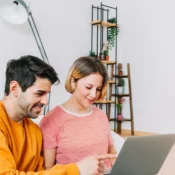 Pareja joven consultando opciones para invertir en bienes raíces en Florida.