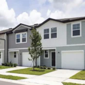Fila de townhouses nuevos con garaje en comunidad de Orlando para renta vacacional.
