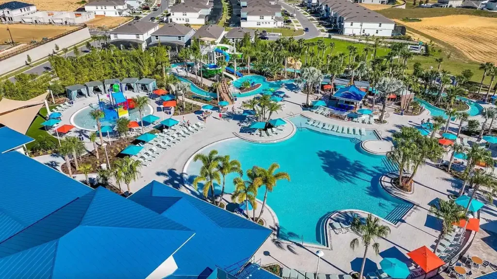 Vista aérea de piscinas y amenidades del Windsor Island Resort en Davenport Florida.