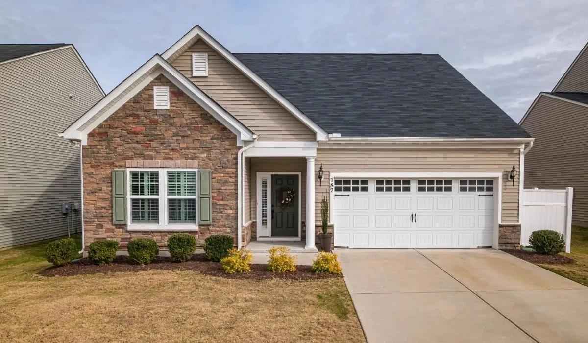 White single-family home with a garage and garden in Orlando, Florida.
