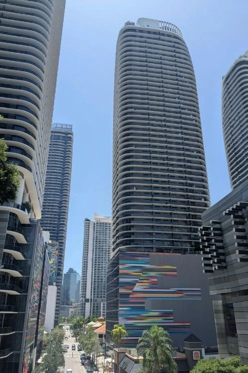 Torres residenciales de lujo en Brickell, Miami, con mural artístico