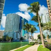 Skyline de Brickell en Miami con edificios de lujo, río y palmeras