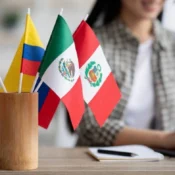 Mujer buscando los requisitos para comprar casa en Florida junto a banderas de Chile, Colombia, México y Perú.