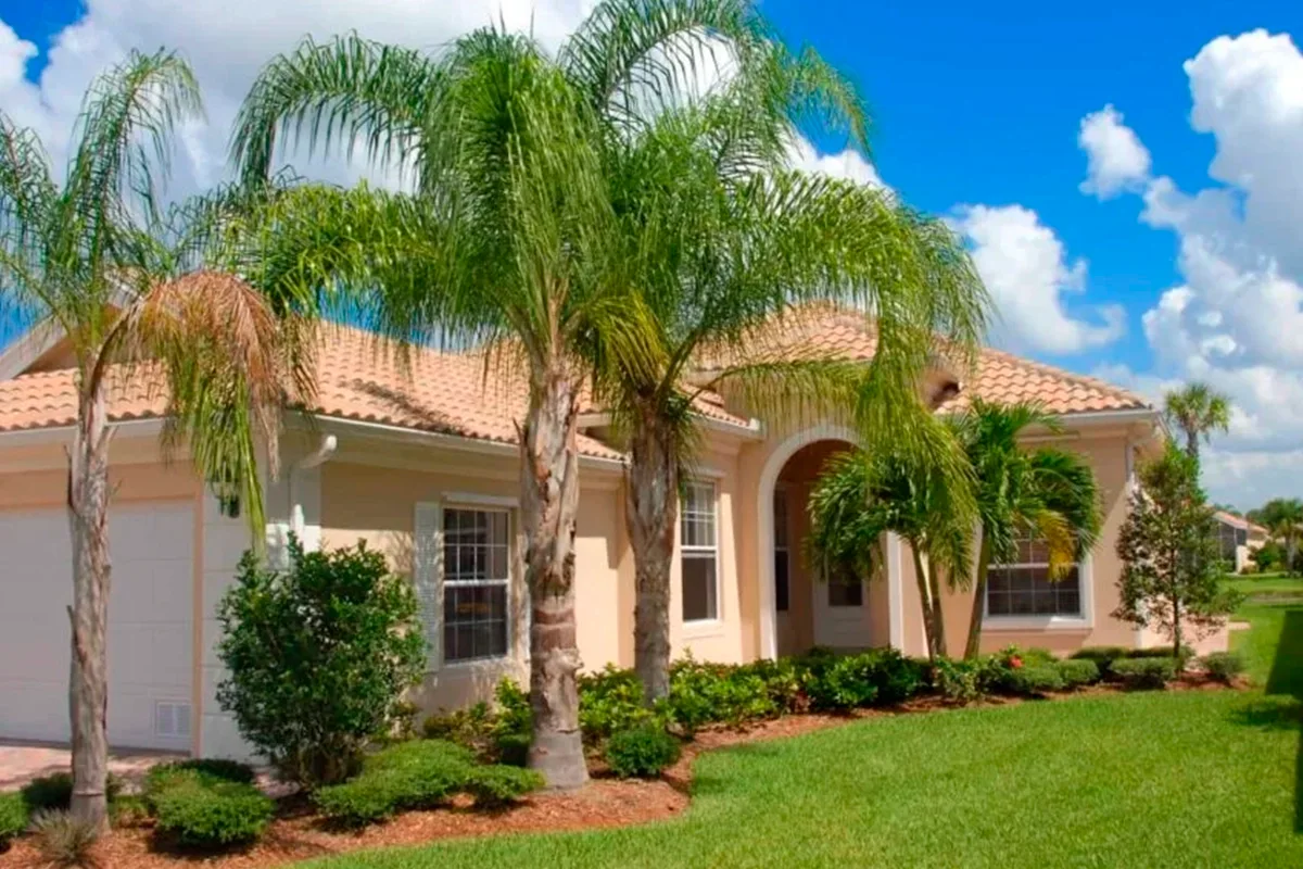 Casa típica en Florida con palmeras, objeto de búsqueda de seguros de vivienda.