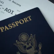 Pasaporte sobre un pase de abordar que representa la identificación necesaria para que extranjeros soliciten el ITIN e inviertan en Florida.
